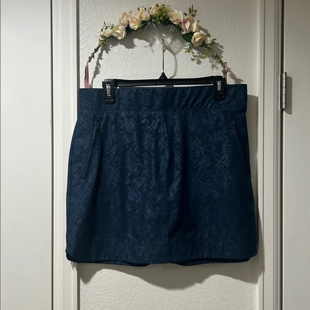 Orvis Embossed Black Rose Pull On Travel Skort
